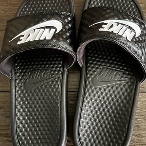 B21 Nike Womens Benassi Jdi Black White Comfort Slide Sandal 343881-011 Sz US 9